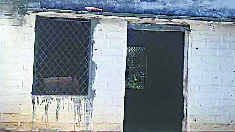 The chaotic elements broke the burning of high school doors.