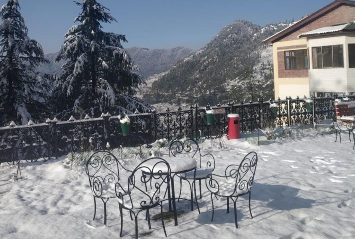 Shimla Narkanda receives season first fresh snowfall