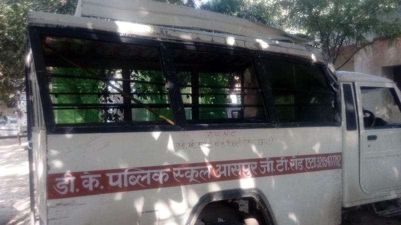 स्कूल वैन की चपेट में आकर राहगीर की मौत, 15 बच्चे घायल