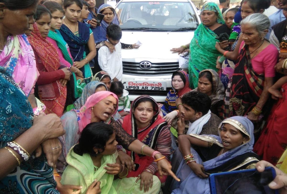women protest against police over schoolgirl death case in firozabad