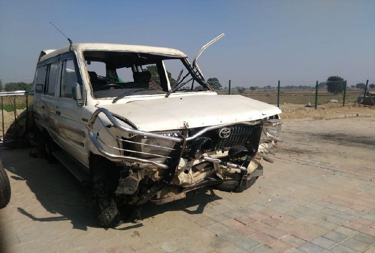 telangana tourists dies in road accident on agra lucknow expressway