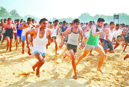 भर्ती में दौड़ लगाते अभ्यर्थी