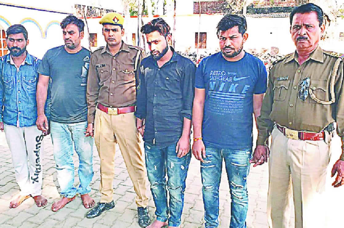 four caught with Haryana's liquor contractor