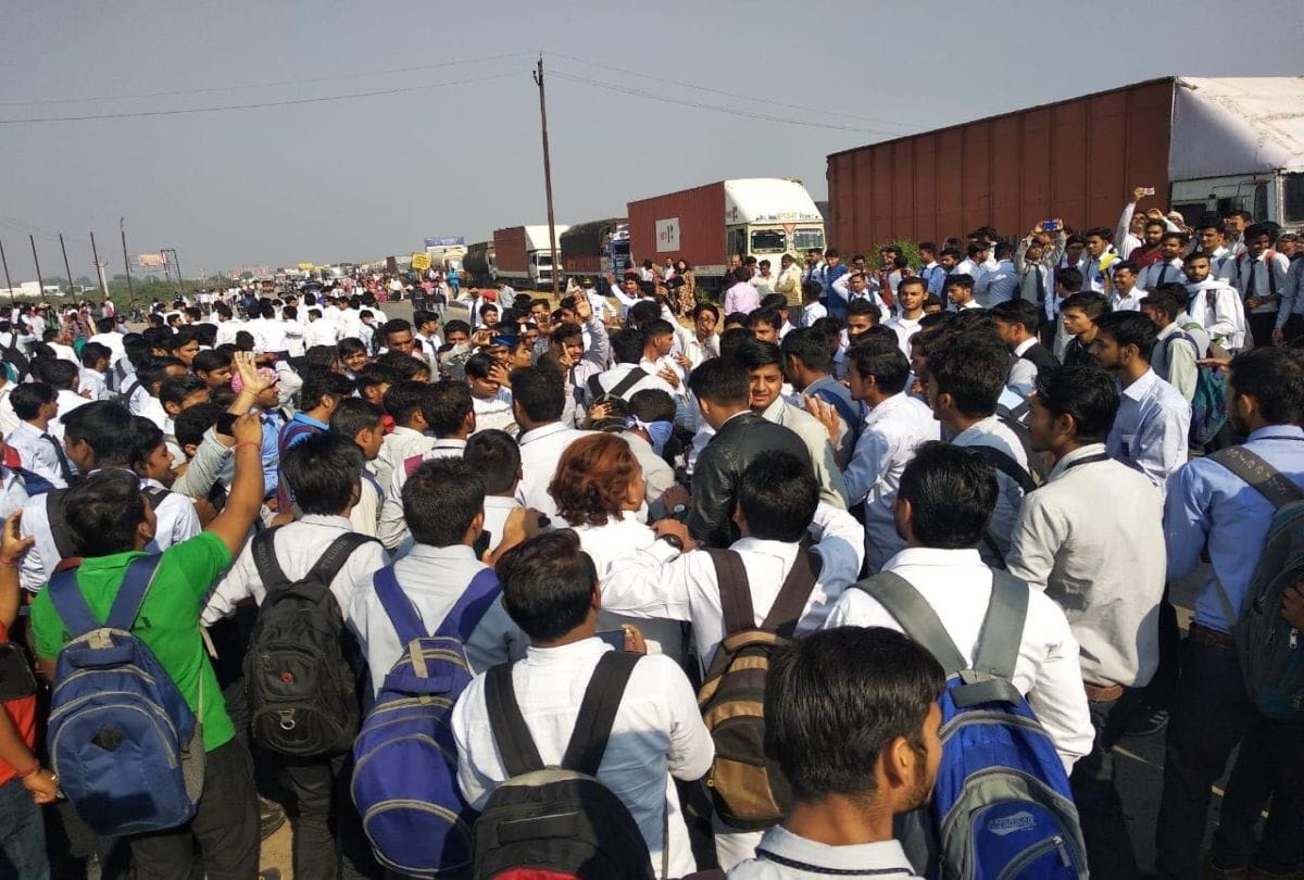 students block agra delhi highway in mathura