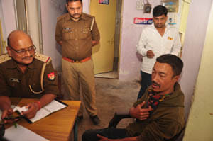stolen mobile and 5000 thousend rupee from nepali lad