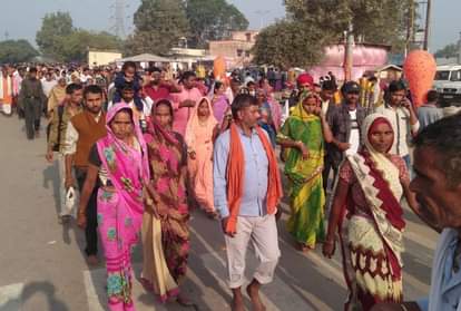 14 कोसी परिक्रमा के दौरान श्रद्घालु।