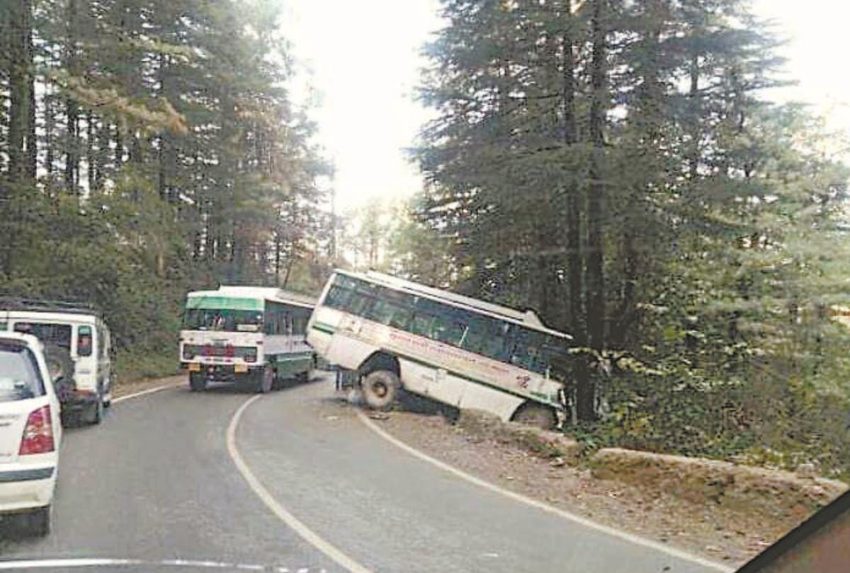 एचआरटीसी बस लुढ़की