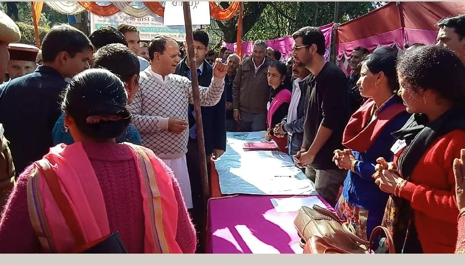 काम करें, दफ्तरों में कुर्सियां न तोड़ें अफसर
