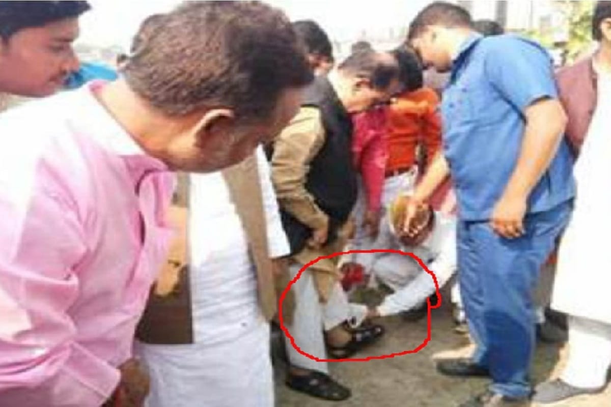 Cabinet Minister Rajendra Singh made orderly to clean his sandal