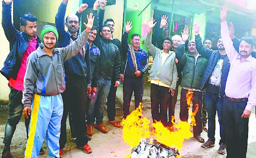 People angry with the work of the road, blow the effigy