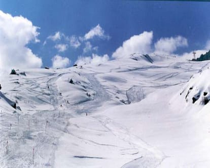 heavy snowfall in uttarakhand hilly area people facing bitter cold