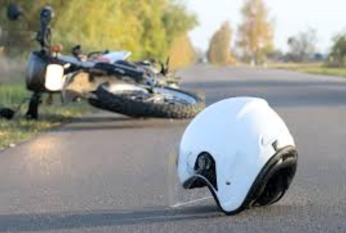 Politicians did a helmet funeral in pune, here is the reason