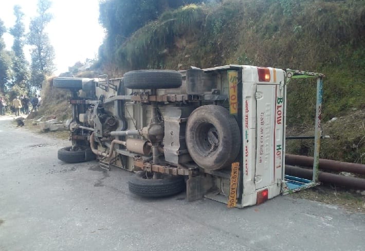 A pick-up pickle overturned on the road, 24 injured