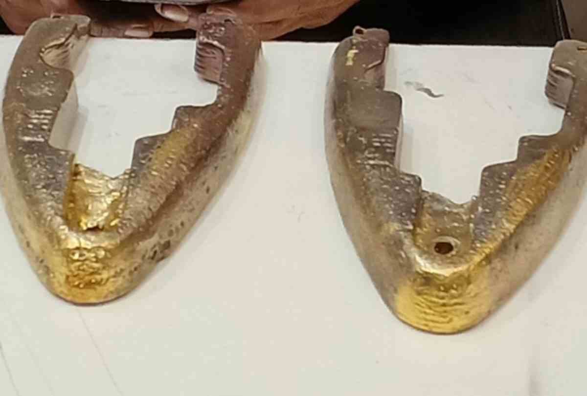 gold smuggler arrested in lucknow airport