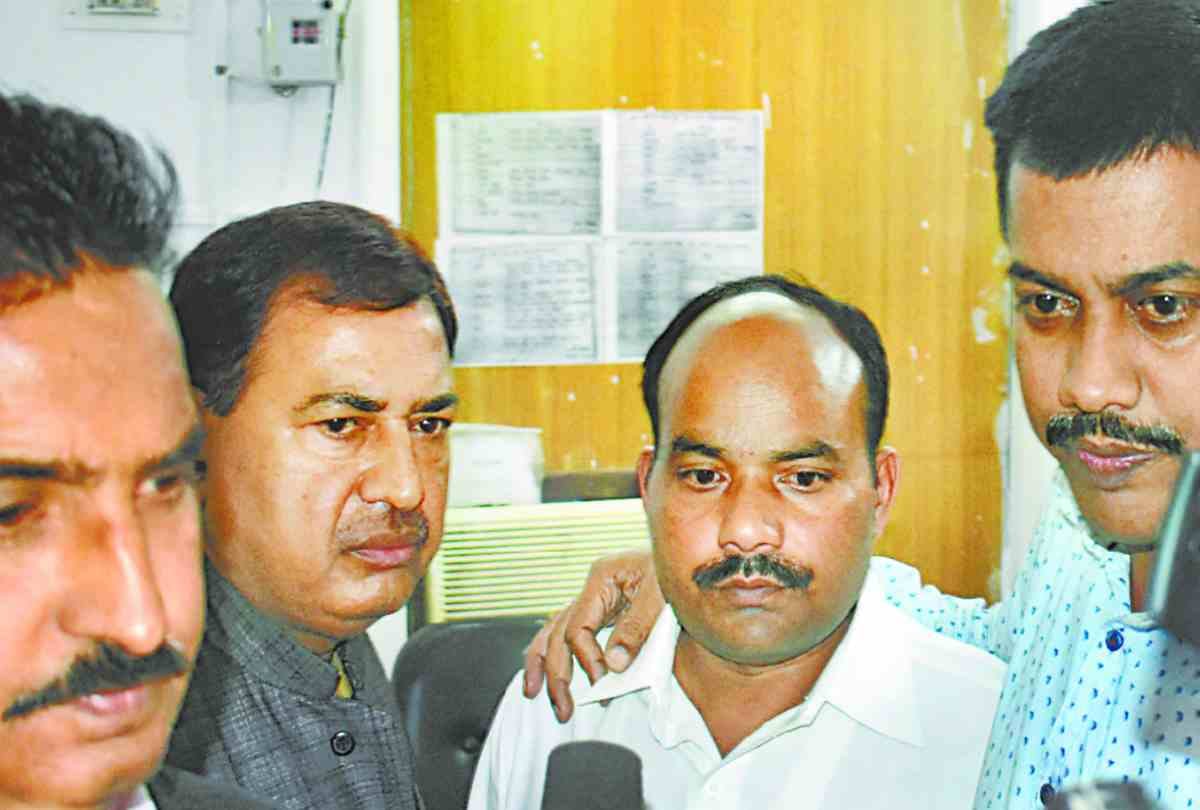 vigilance team catches EO of nagar palika while taking bribe in sitapur