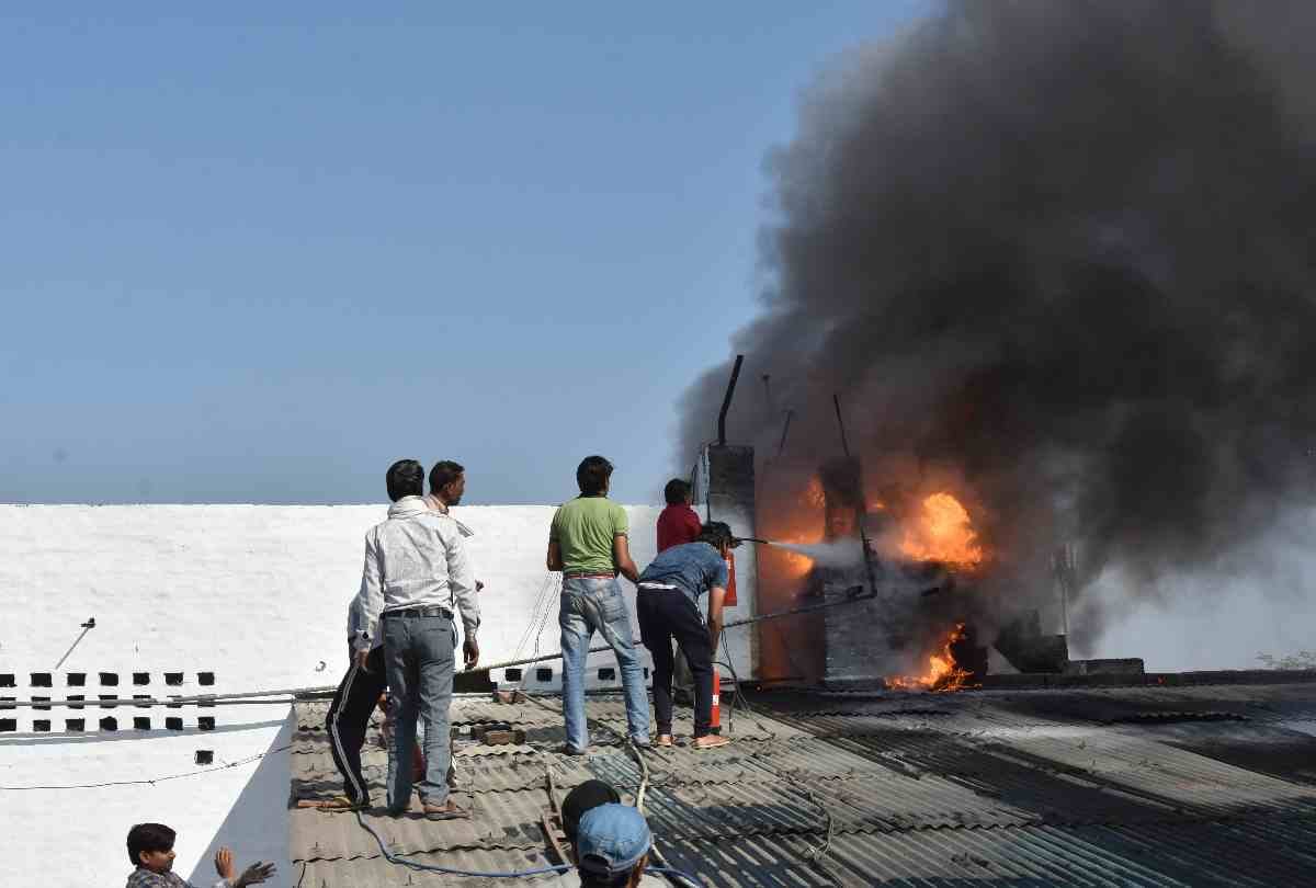 bread factory caught fire in lucknow