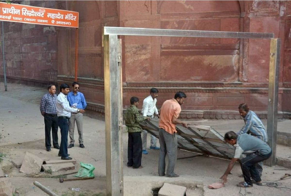 VHP workers create ruckus on western gate of Taj Mahal