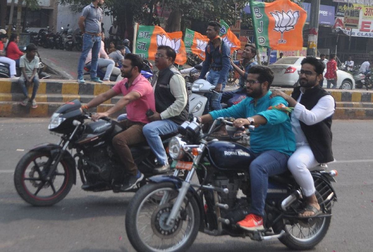 bjp workers held kamal sandesh bike rally without helmet in agra