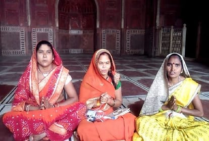 three women performed puja aarti in Taj Mahal
