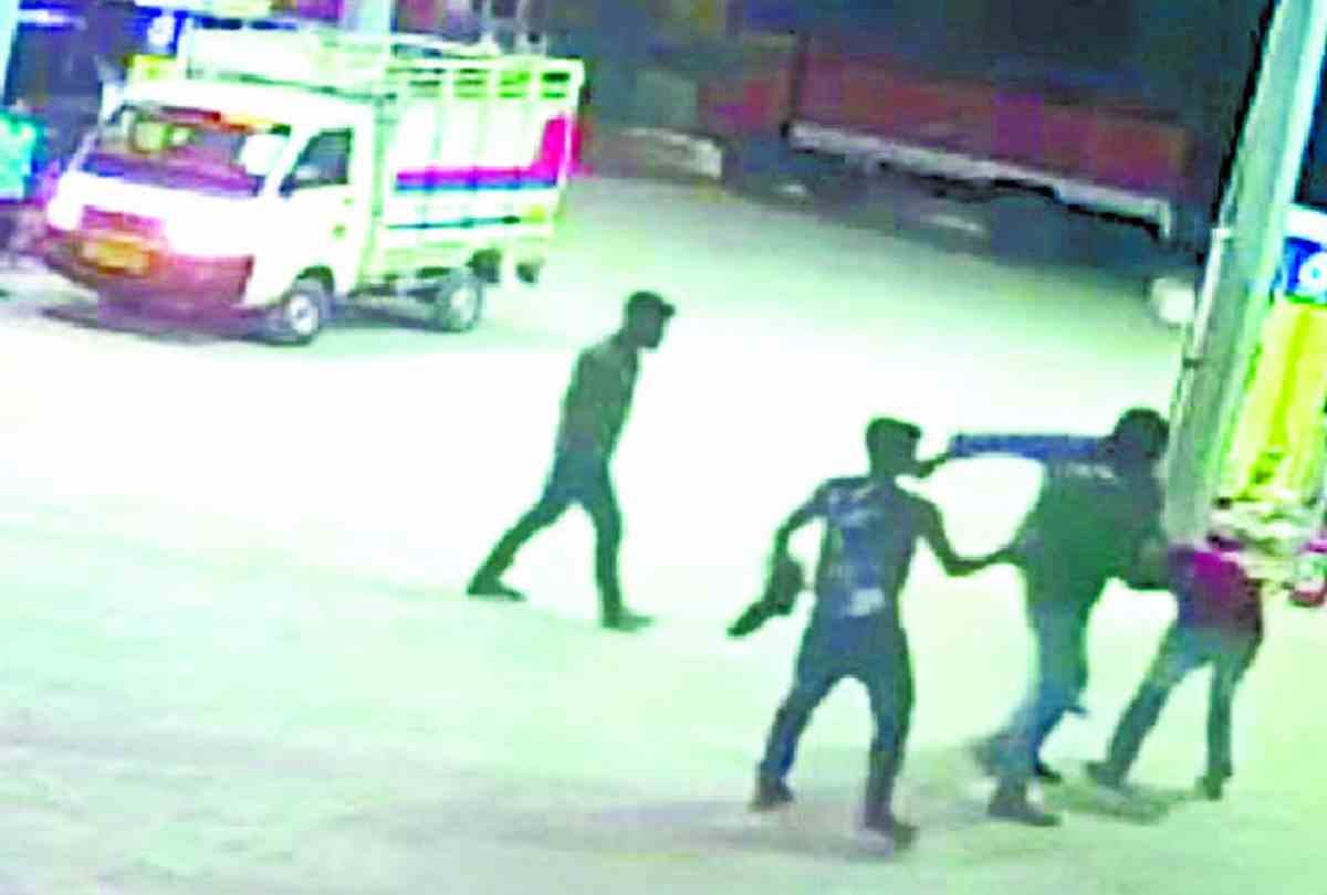ayodhaya petrol pump loot case police put prize on criminals
