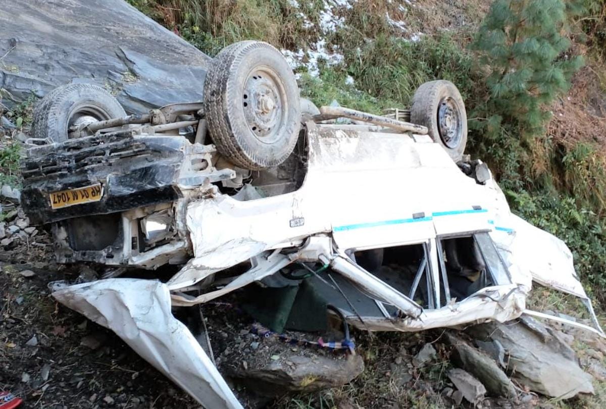 Three injured as car falls into gorge in Mandi Himachal Pradesh