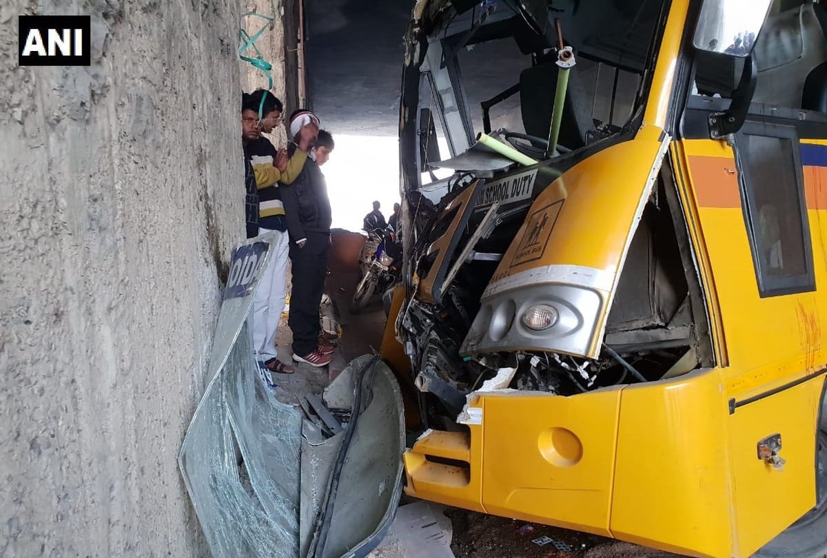 noida rajnigandha chowk school bus hits divider many students injured driver conductor serious