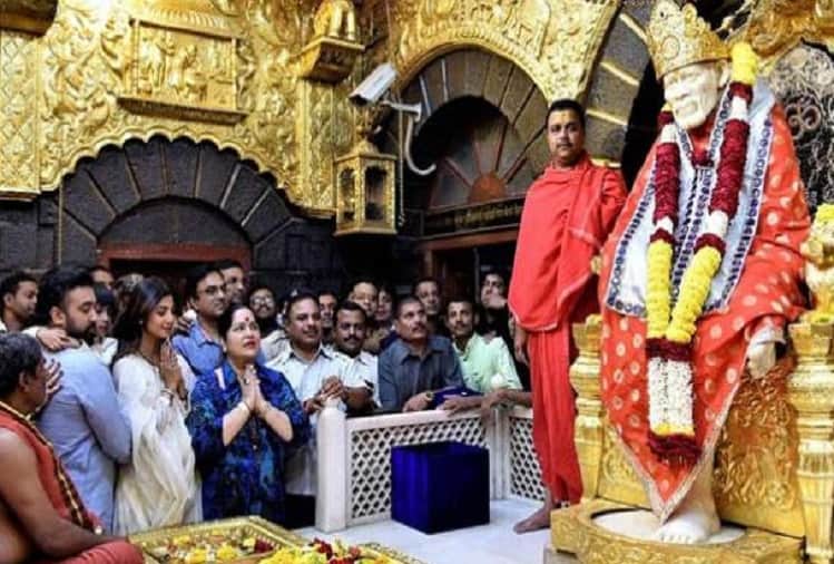 Shilpa Shetty offered 26 Lakh rupees gold crown in Shirdi Saibaba temple