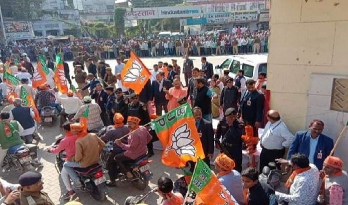 Traffic rule break in BJP bike rally in front of CM yogi at varanasi