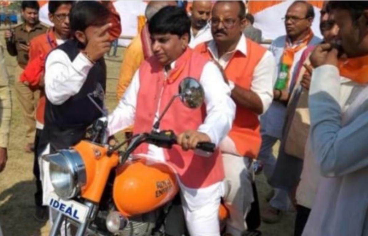 Traffic rule break in BJP bike rally in front of CM yogi at varanasi