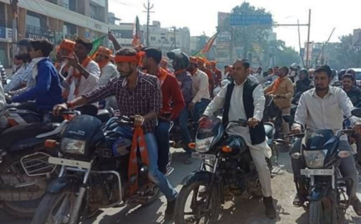Traffic rule break in BJP bike rally in front of CM yogi at varanasi