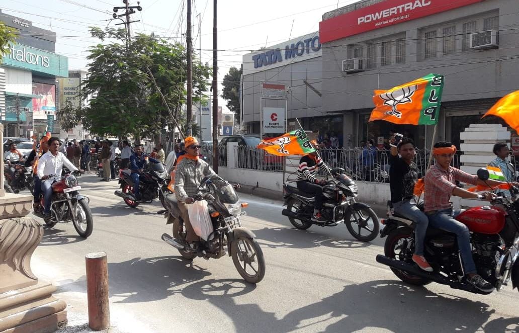 Traffic rule break in BJP bike rally in front of CM yogi at varanasi