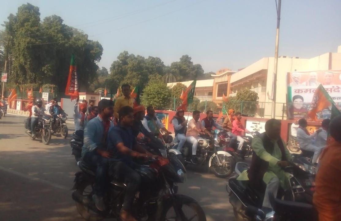 Traffic rule break in BJP bike rally in front of CM yogi at varanasi