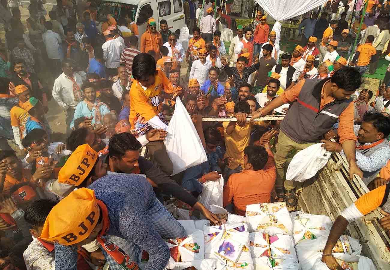 लंच के पैकेट के लिए छीना झपटी करते कार्यकर्ता