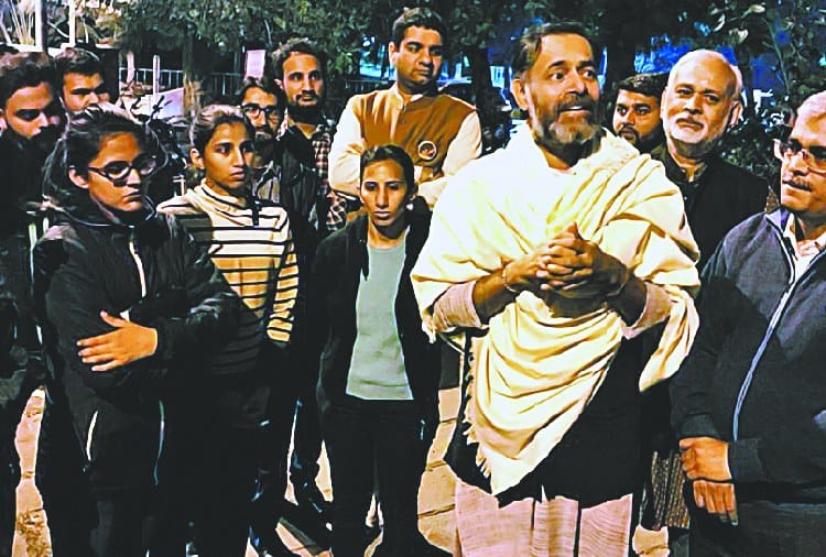 24 Hours Girls Hostal Opening Case, Yogendra Yadav Came to Meet Kanupriya
