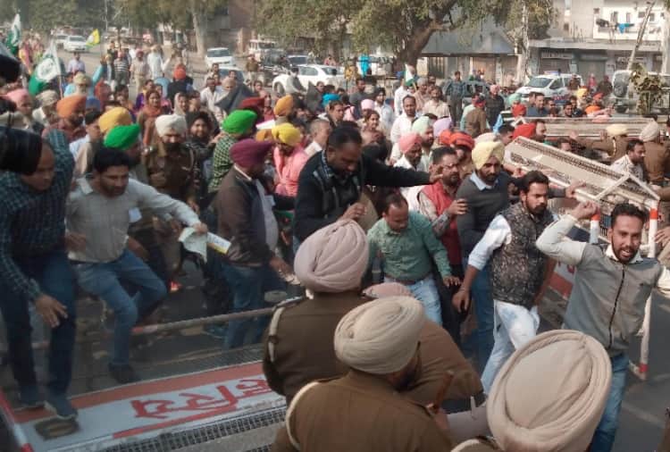 Teachers Protest on Bathinda Mansa Dabwali National Highway in punjab