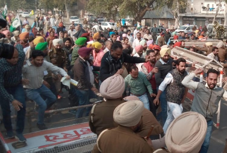 Teachers Protest on Bathinda Mansa Dabwali National Highway in punjab