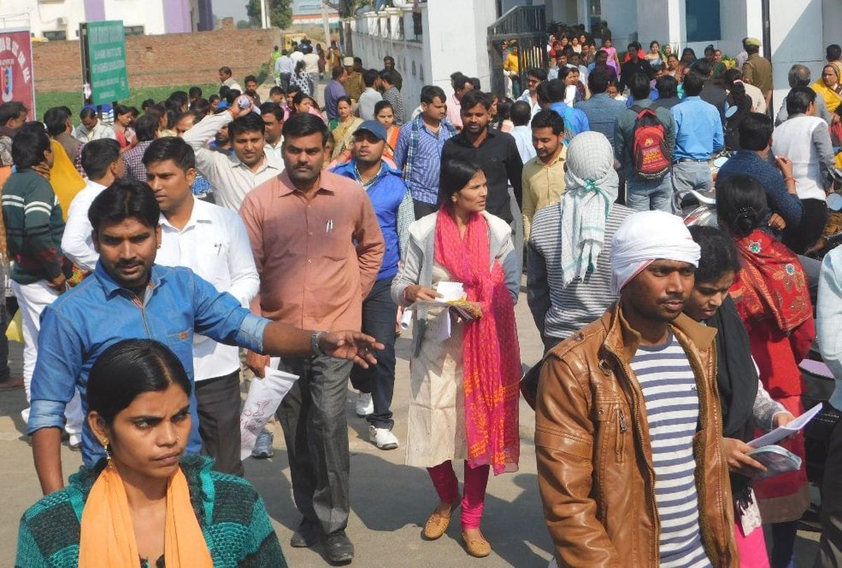 TET candidates ruckus outside the examination centers in mainpuri