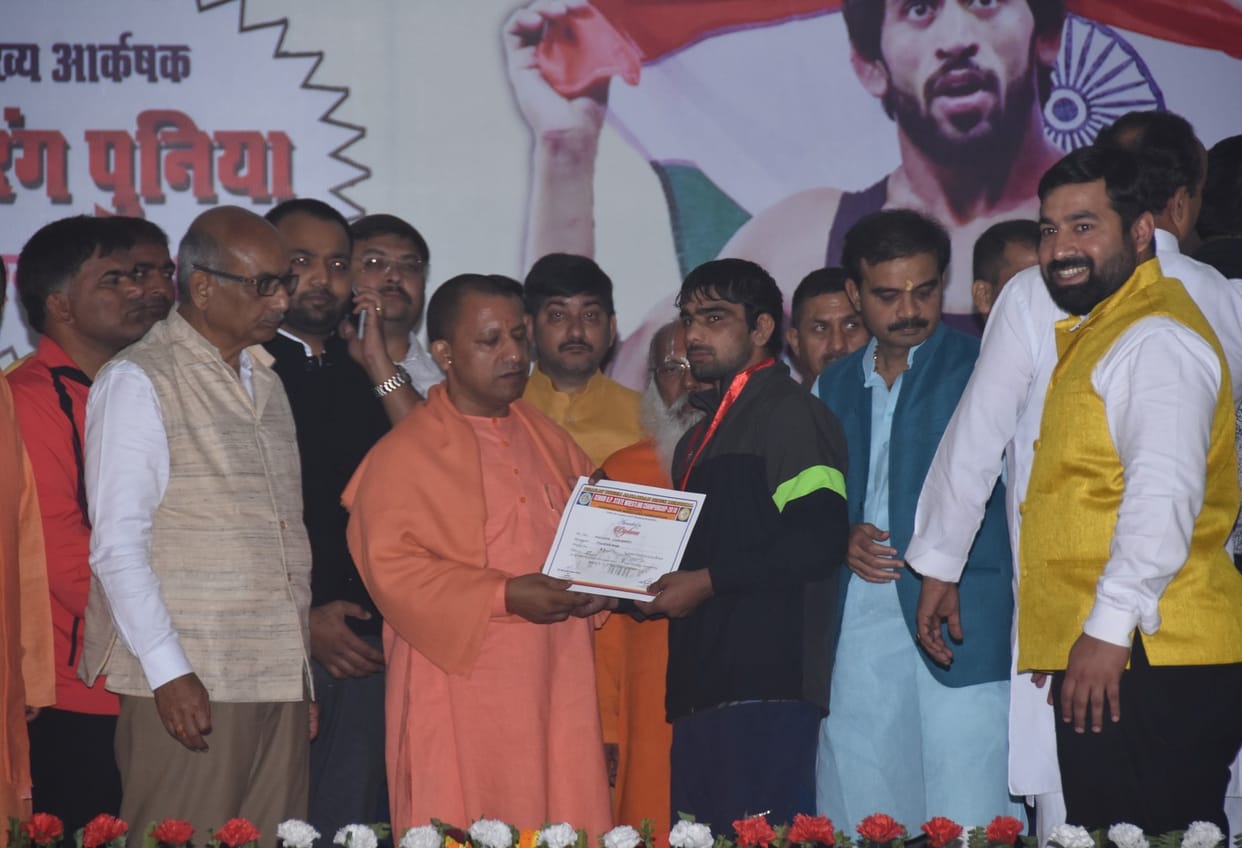 सीएम के हाथों पुरस्कार पाकर गदगद हुए पहलवान