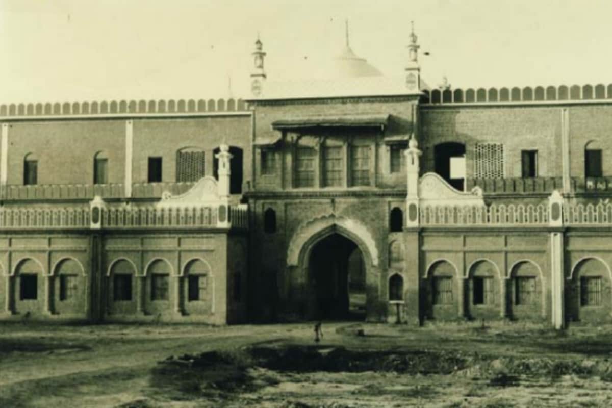 Darul-Uloom Deoband student are not allowed to use smartphone, unknown facts
