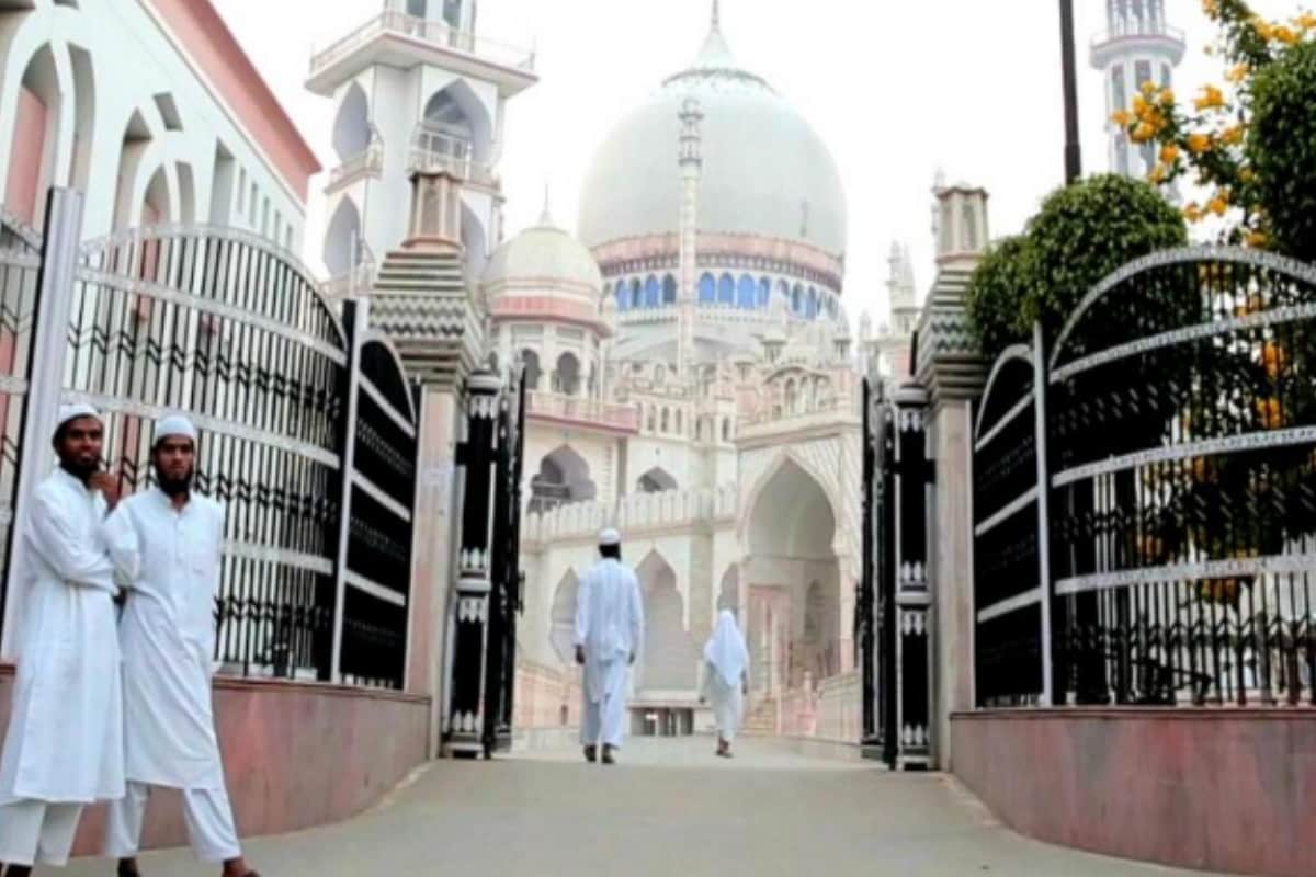 Darul-Uloom Deoband student are not allowed to use smartphone, unknown facts
