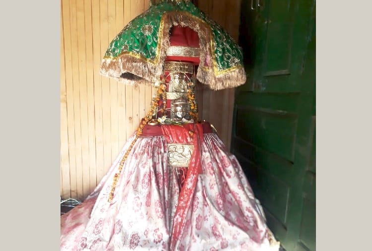 आग की लपटों के बीच सुरक्षित निकाला देवता का रथ