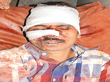 attack in route dispute ,husband died, wife and 2 son injured