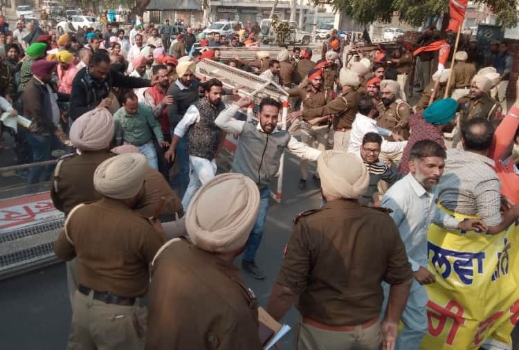 Teachers Protest on Bathinda Mansa Dabwali National Highway in punjab