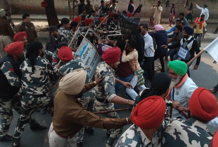 Teachers Protest on Bathinda Mansa Dabwali National Highway in punjab
