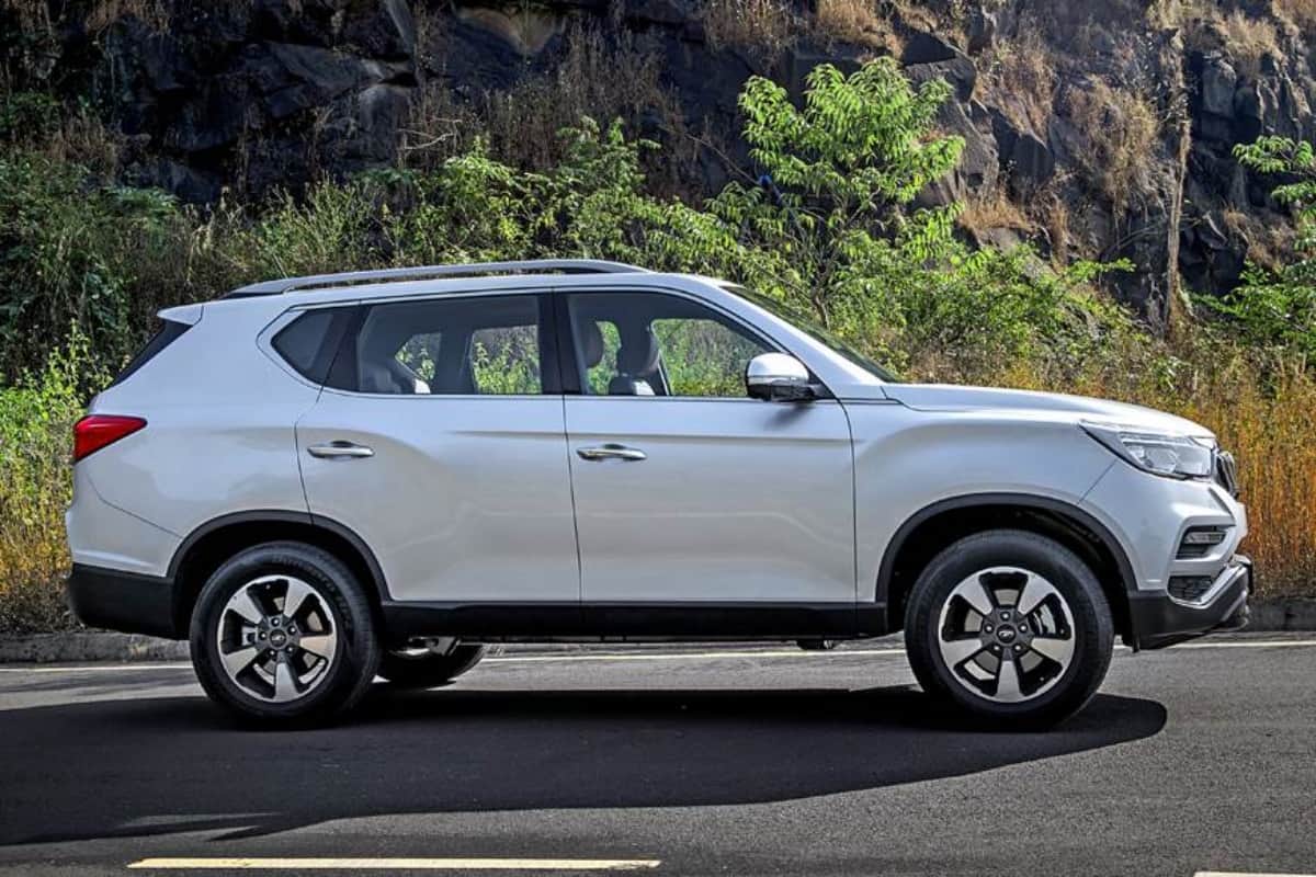twitter users demanded new mahindra alturas g4 as gift from anand mahindra