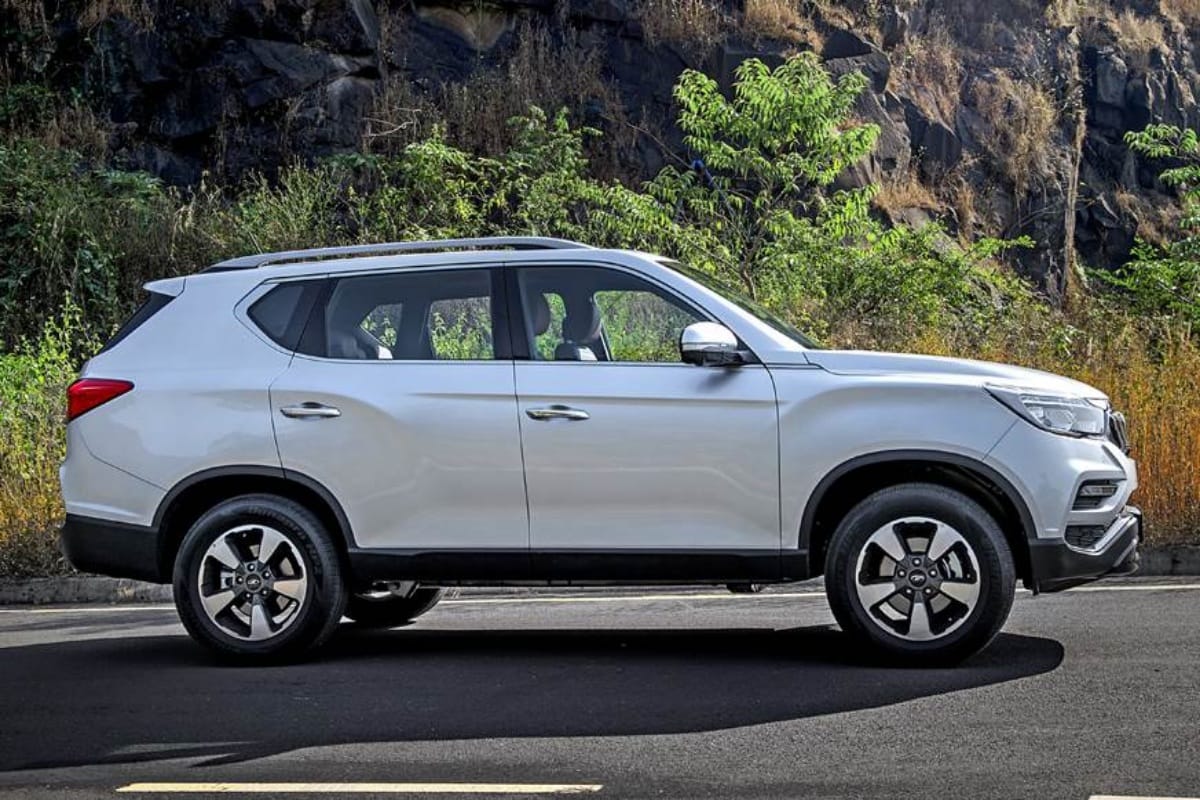 twitter users demanded new mahindra alturas g4 as gift from anand mahindra