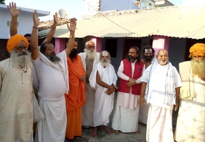 chitrakoot saints warns up government and Mahakumbh administration not to join kumbh
