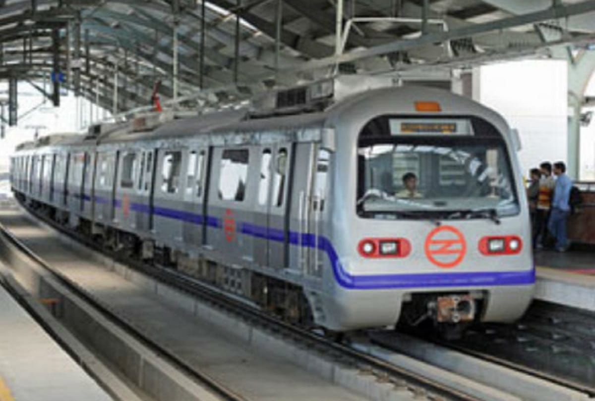 Slow Pace of Delhi metro on Violet Line due to leakage of water on tunnel