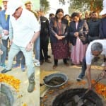 शौचालय के गड्ढे से जैविक खाद निकालते दोनों वरिष्ठ आईएएस