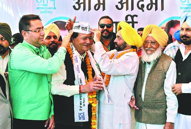 Harmohan Dhawan joins the Aam Aadmi Party in chandigarh